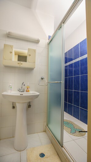 Duplex, 2 quartos | Banheiro | Chuveiro, produtos de toalete grátis, secador de cabelo