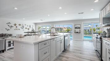 冰箱、微波炉、烤箱、炉灶