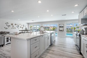 Jääkaappi, mikroaaltouuni, uuni, liesi