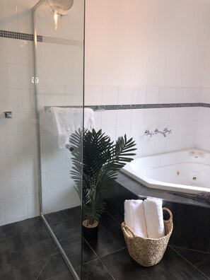 Combined shower/tub, jetted tub - Manna Ocean Views the perfect scape for couples and families (Torquay)