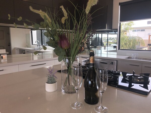 Fridge, microwave, oven, dishwasher - Manna Ocean Views the perfect scape for couples and families (Torquay)