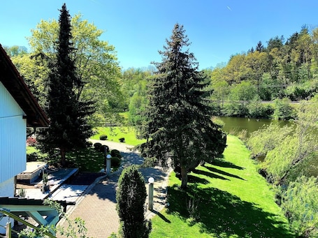 Property grounds. Vacation apartment on the ground floor with large garden and access to the Waldnaab
