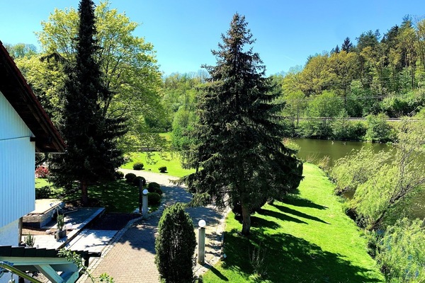 Garten- und Flussblick