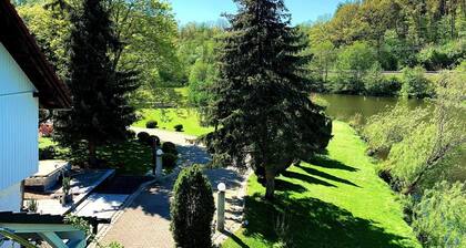 Vacation apartment on the upper floor with large garden and access to the Waldnaab