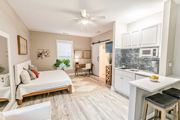 Iron/ironing board, free WiFi, bed sheets