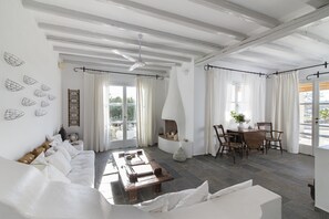 TV, caminetto, lettore DVD, impianto stereo