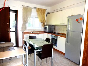 Fridge, oven, dishwasher, coffee/tea maker