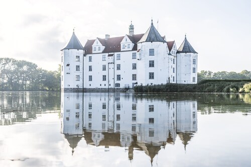 Modern vacation apartment directly on the Schloßsee, with its own terrace
