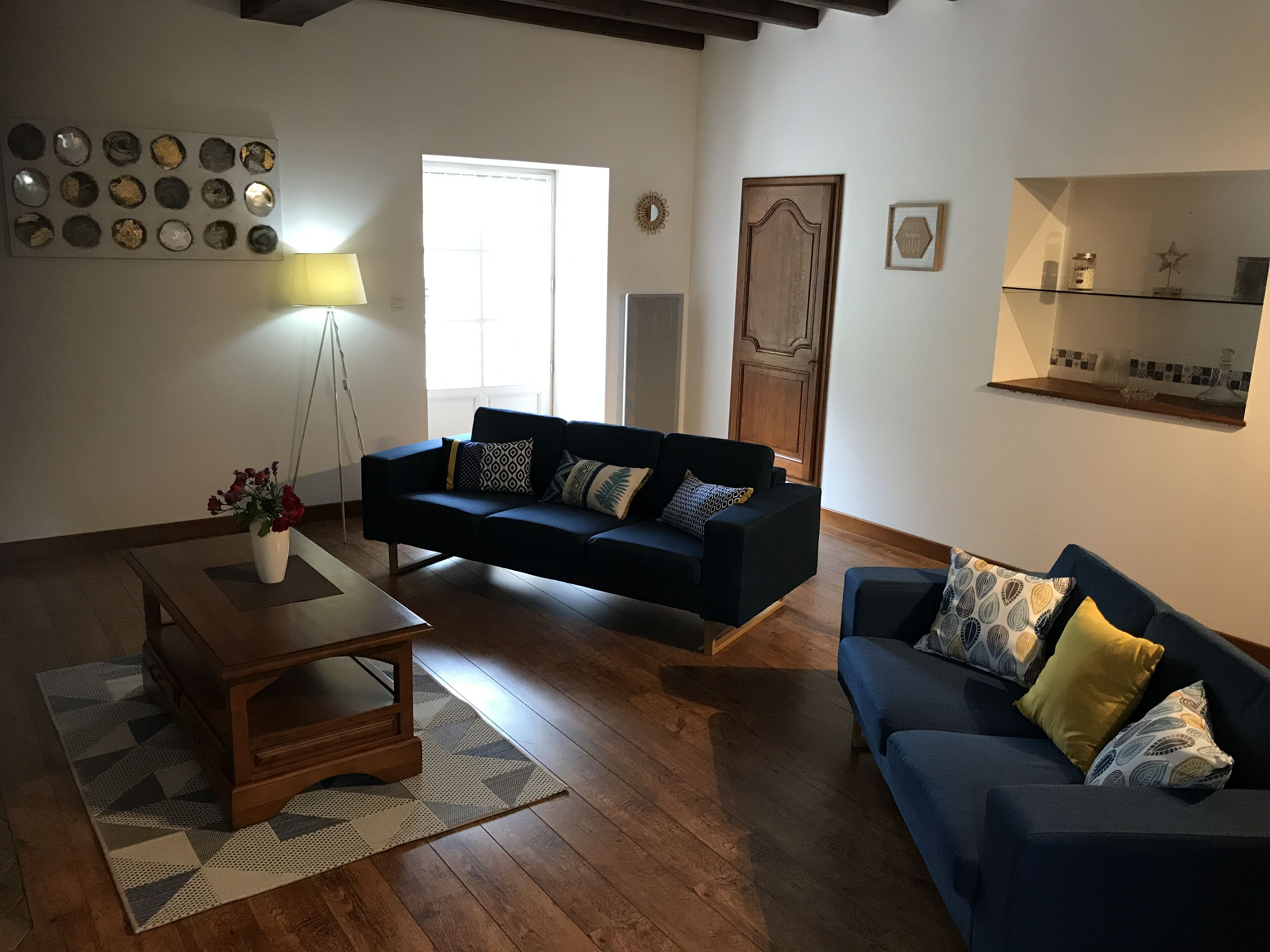 Televisor, reproductor de DVD, llibres i estèreo 