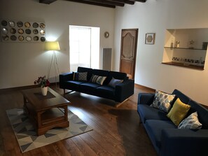 TV, DVD player, books, stereo