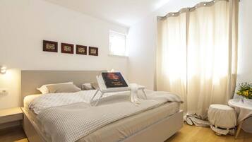 3 bedrooms, individually furnished, iron/ironing board, bed sheets