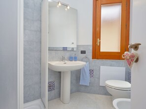 Villa | Bathroom | Shower, hair dryer, towels