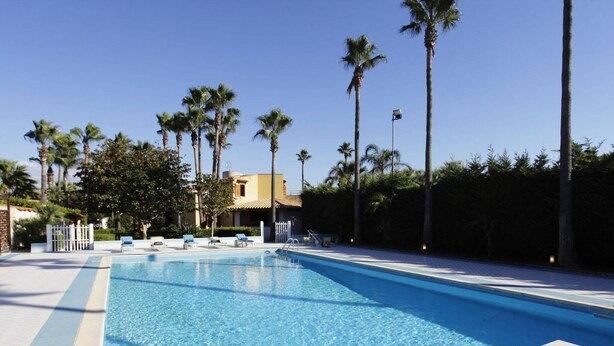 Pool - Spacious Villa With Garden in Marsala Sicily (Marsala)