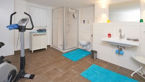 A bathroom with a shower, toilet, sink, and exercise equipment. - Spacious apartment in the old town, 90 sqm, 1st sep. Bedroom (Wasserburg am Inn)