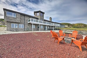 Terrace/patio - Luxurious Newport Estate w/ Spa & Lighthouse Views (Newport)