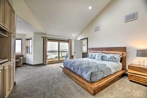 7 bedrooms, desk, travel crib, internet - Luxurious Newport Estate w/ Spa & Lighthouse Views (Newport)