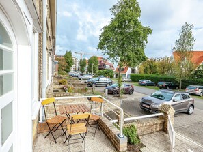 Outdoor dining - Pretty Holiday Home in Nieuwpoort-bad With Terrace (Nieuwpoort)