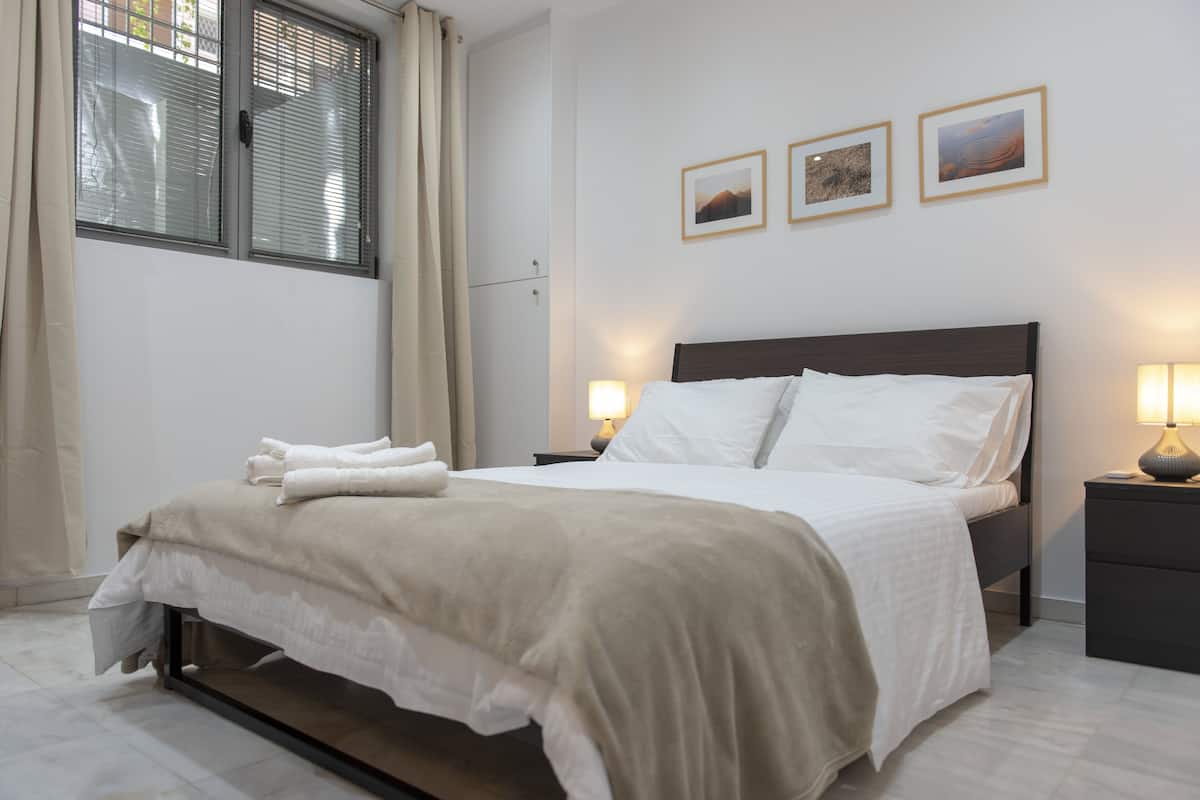 Apartment, 2 Schlafzimmer (BES #01) | 1 Schlafzimmer, laptopgeeigneter Arbeitsplatz, Verdunkelungsvorhänge
