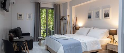 Estudio, balcón (BES #05) | Espacio para trabajar con laptop y cortinas blackout