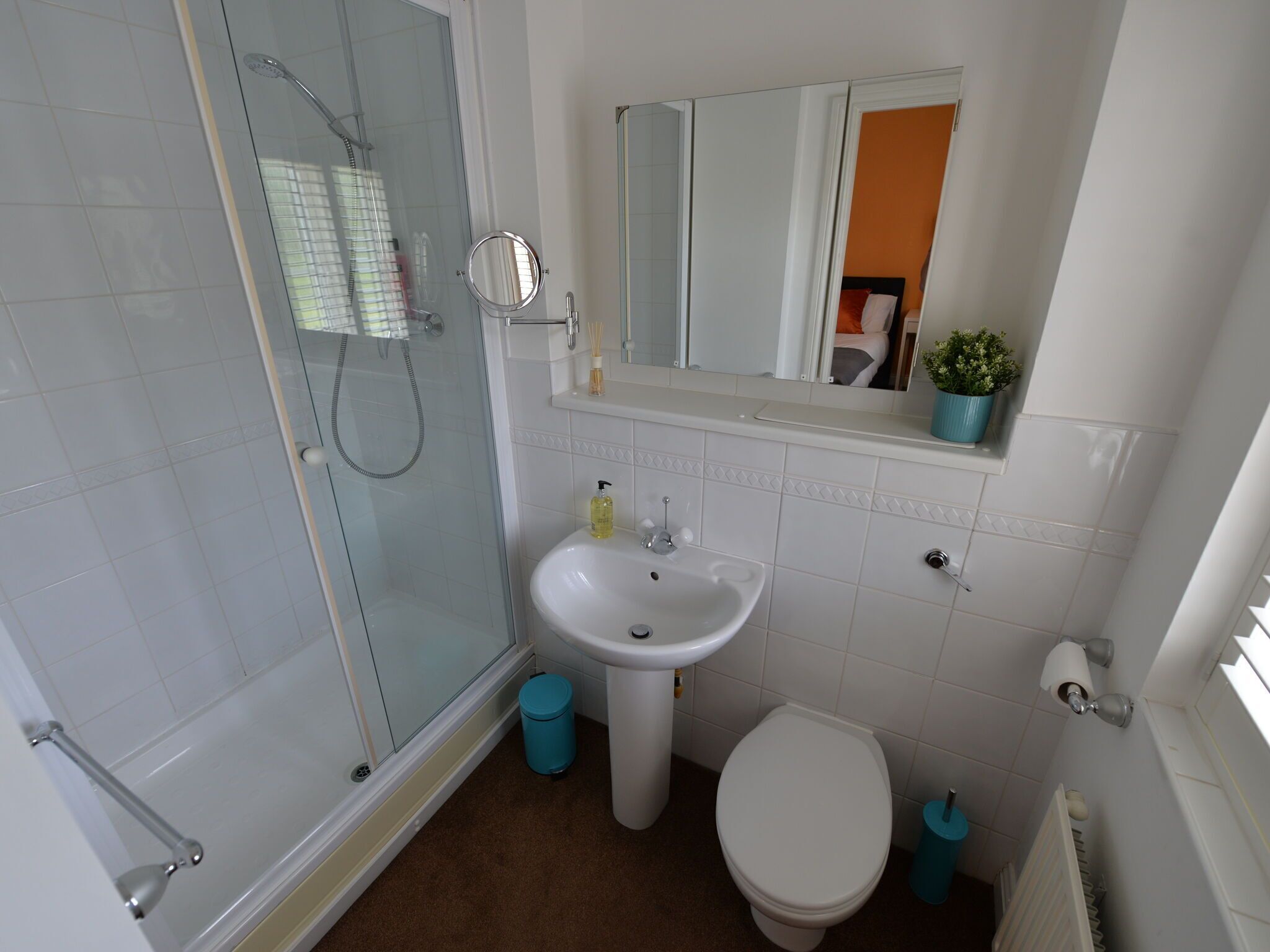 House | Bathroom | Combined shower/bathtub, towels