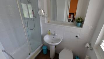 House | Bathroom | Combined shower/bathtub, towels