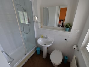 House | Bathroom | Combined shower/bathtub, towels - Delightful Holiday Home in Warwick near Castle (Warwick)