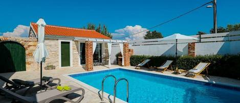 วิลล่า | สระว่ายน้ำ | สระว่ายน้ำในร่ม, สระว่ายน้ำกลางแจ้ง