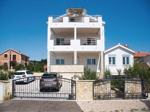 Reception - Spacious Villa in Maslenica With Swimming Pool (Jasenice)