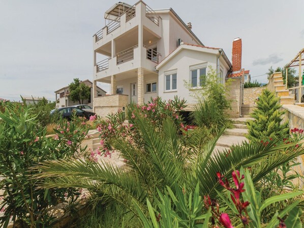 Garden - Spacious Villa in Maslenica With Swimming Pool (Jasenice)