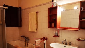 Ferienhaus | Badezimmer | Badewanne, Handtücher