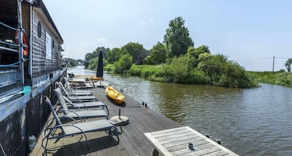 Cozy Boat in Merkem near Lake