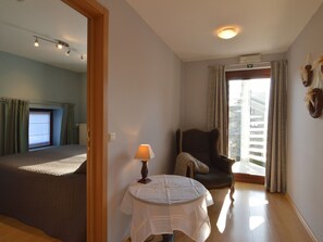 9 Schlafzimmer, individuell eingerichtet