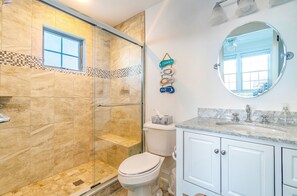 Badkar/dusch, hårtork, handdukar och toalettpapper