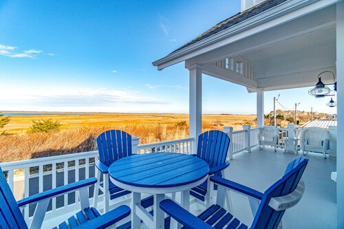 Custom Single Family home with Expansive Bayfront views!