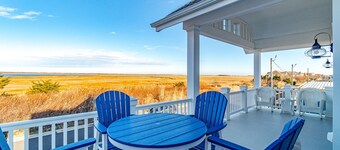 Custom Single Family home with Expansive Bayfront views!