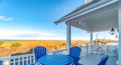 Custom Single Family home with Expansive Bayfront views!