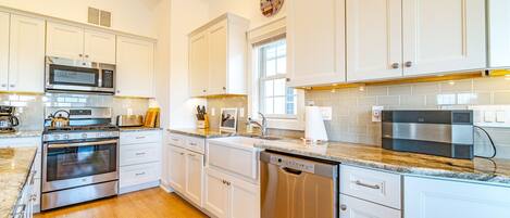 Køleskab, mikrobølgeovn, ovn, kogeplade