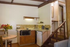 Chalet rustique Confort | Cuisine privée | Mini-réfrigérateur, four à micro-ondes, surface de cuisson