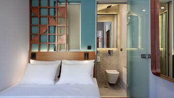 Shower, rainfall showerhead, free toiletries, hair dryer