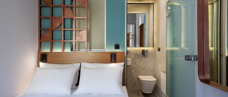 Shower, rainfall showerhead, free toiletries, hair dryer