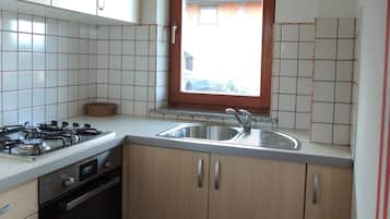 Cottage | Private kitchen | Full-size fridge, oven, stovetop, coffee/tea maker
