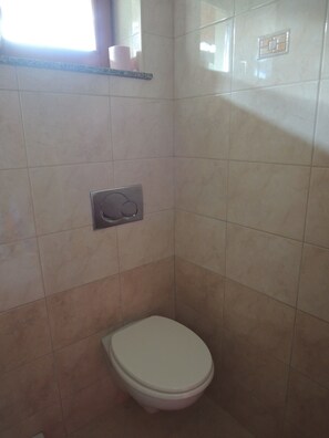 Cottage | Bathroom | Shower, hair dryer, towels, soap