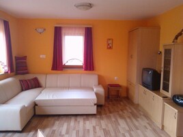 Cottage | Living room | Flat-screen TV