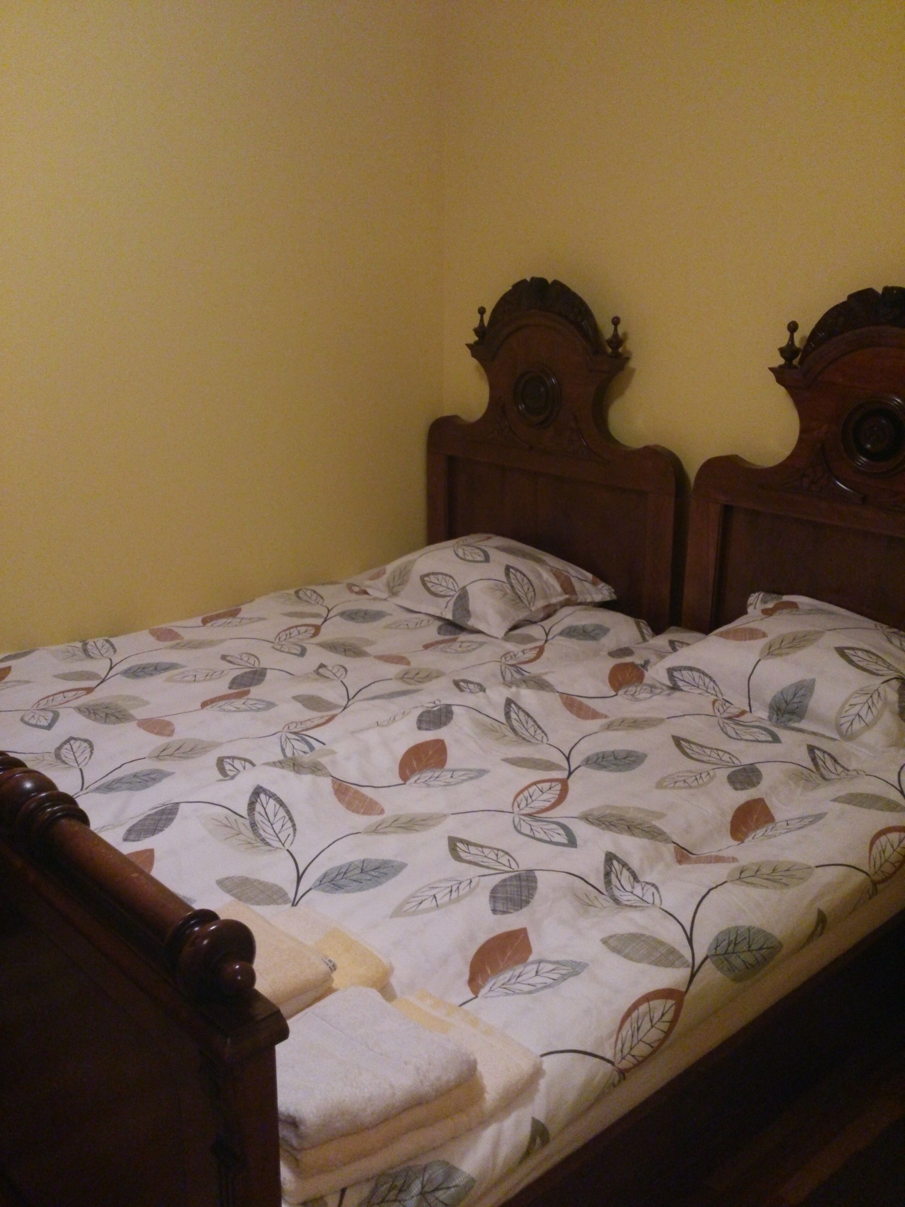 1 غرفة نوم ومكتب وملاءات أسرّة