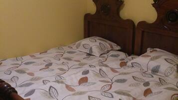 1 habitación, escritorio y ropa de cama