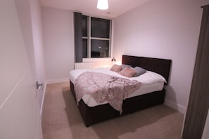 2 habitaciones, cortinas blackout y tabla de planchar con plancha