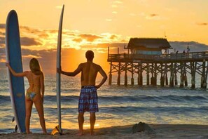 Playa en los alrededores, camastros y toallas de playa 