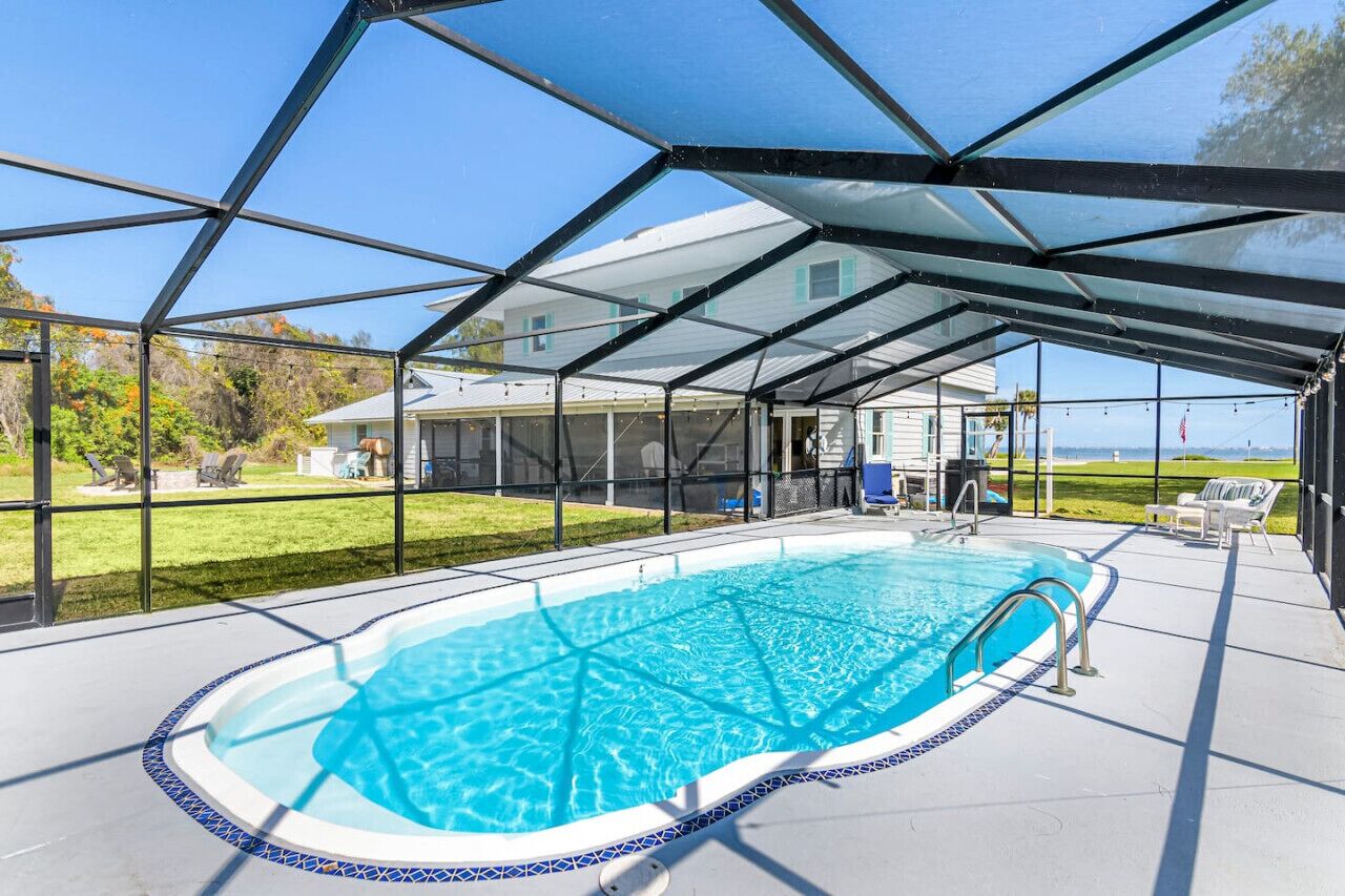 Een buitenzwembad en een verwarmd zwembad