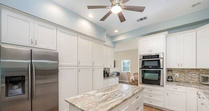 Waterfront Beauty: Sleeps 15, Heated Pool, Private Dock, Near Beach