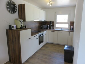 ثلاجة، ميكروويف، فرن، موقد طهي مسطح